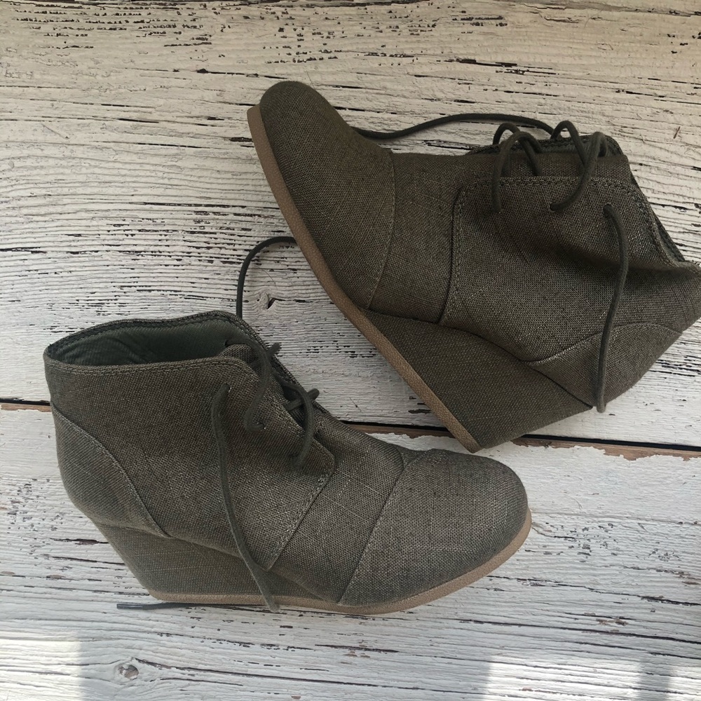 Army green booties 7.5 like new wedge boot